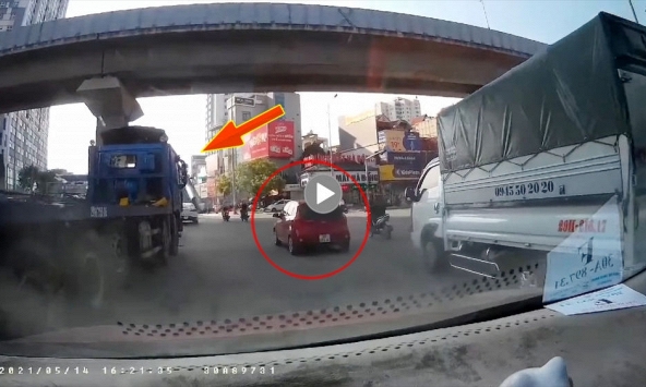 Khoảng khắc ôtô bị Container đâm xoay ngang đường ở Hà Nội