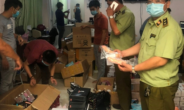 Kho hàng chứa hơn 33.000 sản phẩm đồ chơi tình dục tại TP.HCM