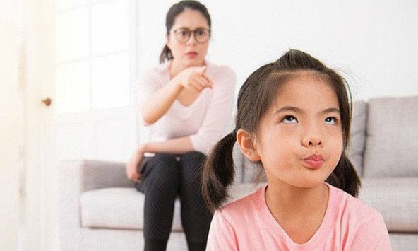 Ba mẹ có nên ra lệnh khi dạy trẻ?