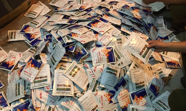 Hà Giang thu giữ hơn chục ngàn gói chân gà ăn liền giấu chung với thuốc diệt cỏ Trung Quốc