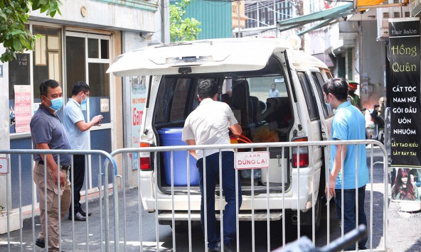 Bố, con trai và nữ giúp việc của cựu Giám đốc Hacinco nhiễm COVID-19