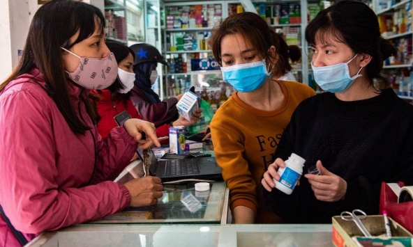 Tại sao khi mua thuốc ho, sốt phải khai báo y tế?