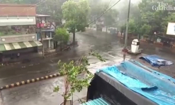 Tiểu bang Ấn Độ đối mặt thảm họa kép COVID-19 và bão mạnh nhất 2 thập niên