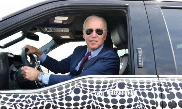 Tổng thống Mỹ Biden tự lái xe Ford F-150 Lightning 2022 sắp ra mắt