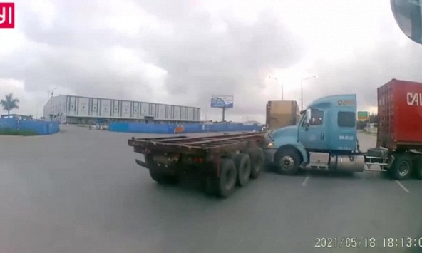 Va chạm giữa ngã tư, container bị kéo 'toác đầu'