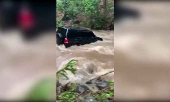 Liều lĩnh vượt qua dòng nước lũ, ô tô con bị cuốn trôi