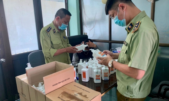 Hà Nội thu giữ lượng lớn nước sát khuẩn tay nghi giả nhãn hiệu ASIRUB
