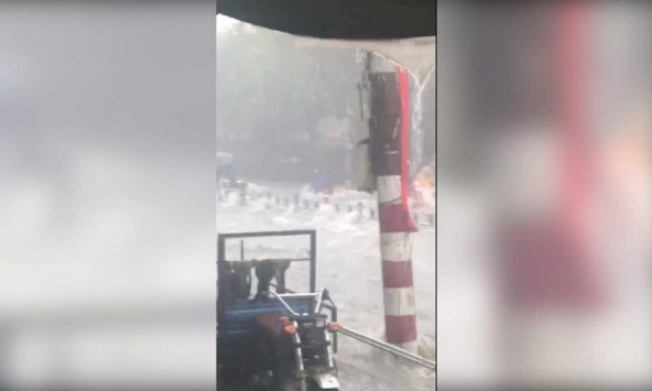 Mưa lớn, đường ở TP Thủ Đức ngập gần lút yên xe