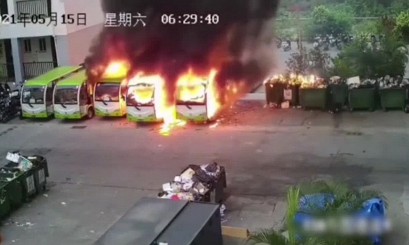 Sự cố sạc pin, 4 xe buýt điện bị thiêu rụi