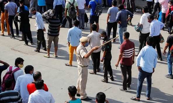 Hàng nghìn người Ấn Độ đổ xô đến nhận ‘thuốc thần’ COVID-19