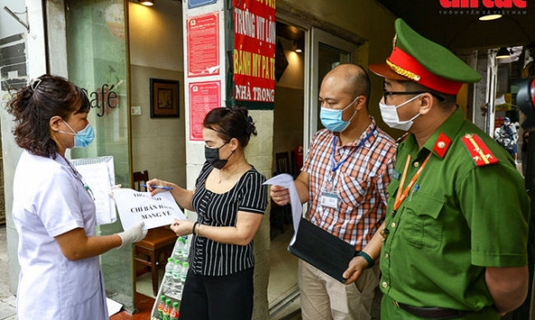 Đúng 12 giờ ngày 25/5, quán ăn đường phố, cửa hàng cắt tóc, gội đầu Hà Nội đóng cửa