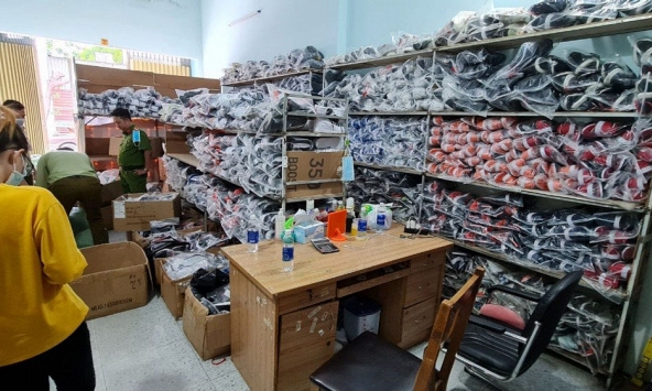 Bình Dương thu giữ 1.500 đôi giày Nike, Adidas nghi giả