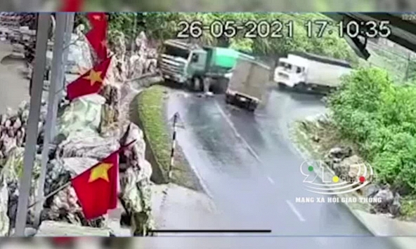 Khoảnh khắc xe tải vào cua ẩu, đâm trực diện xe ben ở Yên Bái