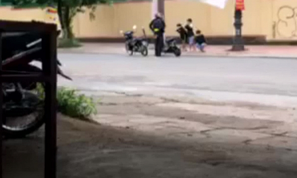 Cảnh sát cơ động phạt 3 học sinh 'thụt dầu' do vi phạm luật giao thông