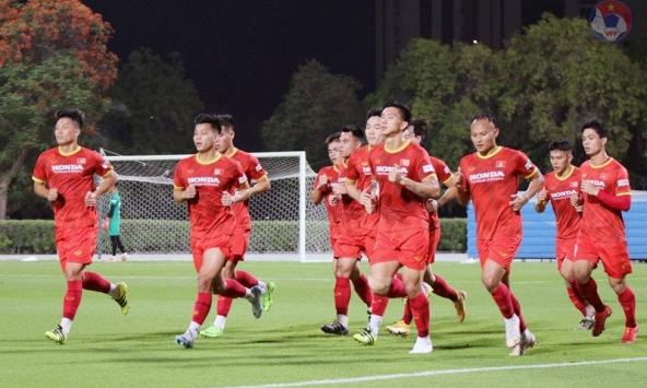 Tuyển Việt Nam tập nhẹ ở buổi đầu tại UAE, Văn Hậu đủ sức đá chính