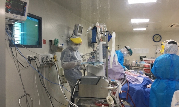 Nam sinh viên mắc COVID-19 tại Long An đang được điều trị lọc máu và ECMO