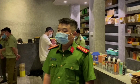 Công an Hà Nội thu giữ hơn 30.000 thuốc lá điện tử của The Vape Club nhập lậu