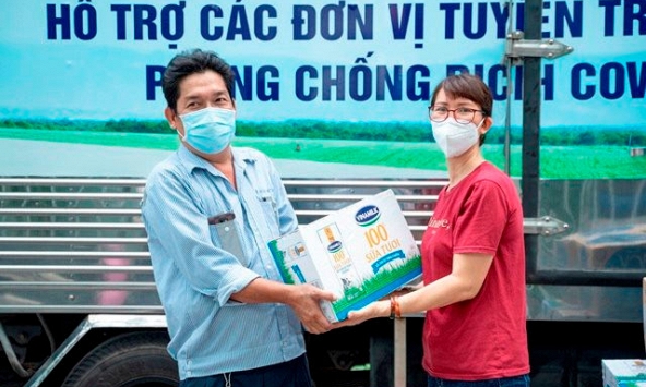 Vinamilk hỗ trợ 48.000 sản phẩm cho tổ công tác lấy mẫu, xét nghiệm của TP.HCM trong đợt dịch cao điểm