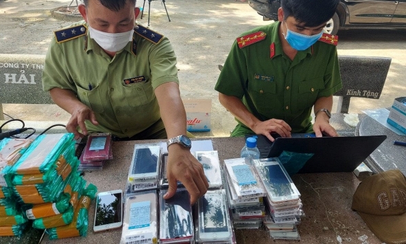 Hơn 7.500 điện thoại di động trong 30 bao xác rắn, nghi nhập lậu