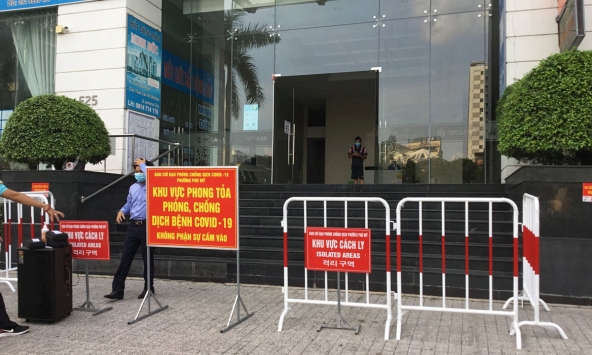 Chung cư khu nhà giàu phải phong tỏa vì 2 ca nghi nhiễm COVID-19