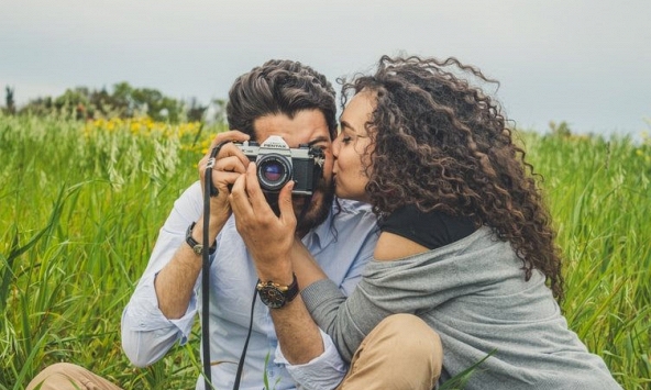 Nam giới trẻ hơn phụ nữ cùng tuổi vì mặt dày hơn?