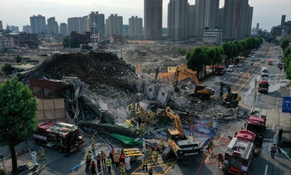 Khoảnh khắc ngôi nhà 5 tầng tại Hàn Quốc đổ sập xuống xe buýt, 9 người chết