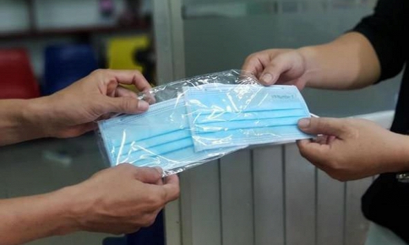 Giả nhân viên y tế phát khẩu trang tẩm thuốc mê để chiếm đoạt tài sản