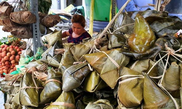 Bánh ú tro, trái cây và hoa ngập chợ chuẩn bị Tết Đoan ngọ