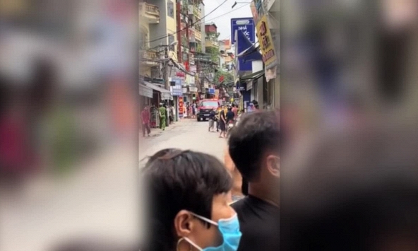 Dây điện bị đứt, cháy nổ như pháo hoa ở Hà Nội