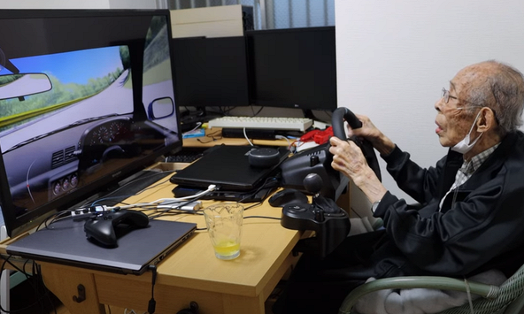 Cụ ông 93 tuổi mê chơi game đua xe online ở Nhật Bản