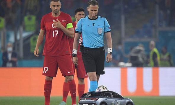 Ô tô mô hình chở bóng ra sân trận khai mạc EURO 2020
