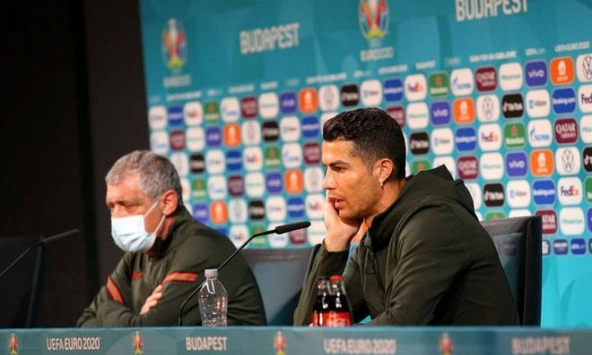 Cristiano Ronaldo khiến Coca Cola mất 4 tỷ USD vốn hóa