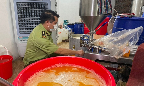 Phát hiện một cơ sở sản xuất nước hoa Chanel đựng trong xô chậu 
