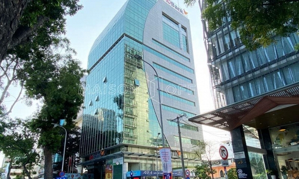 Một tòa nhà ở Q.1 bị phong tỏa do có liên quan đến ca nghi nhiễm COVID-19