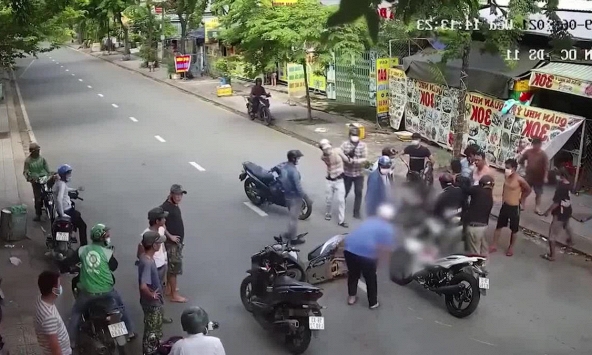 Người dân cùng lực lượng chức năng vây bắt 2 tên trộm xe máy giữa phố