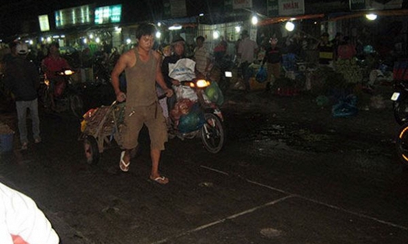 Một người làm nghề bốc xếp ở chợ Bình Điền nghi mắc COVID-19