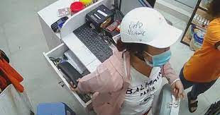 Người phụ nữ vào tiệm thú cưng ở Sài Gòn trộm bóp tiền
