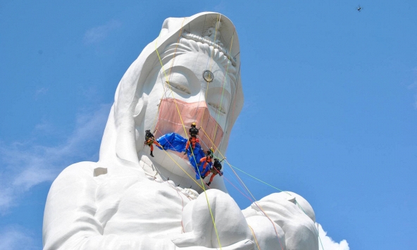 Nhật Bản đeo khẩu trang cho tượng Phật cao 57m