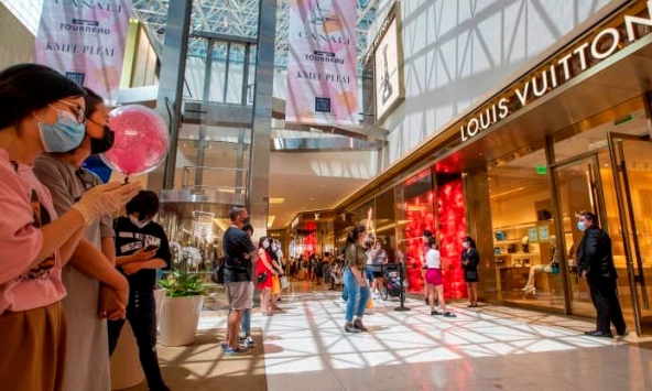 Chủ sở hữu Louis Vuitton tin rằng tương lai của bán lẻ sẽ chủ yếu là tại cửa hàng