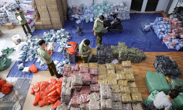 Phá 'liên minh' 8 kho, điểm kinh doanh hàng không rõ nguồn gốc, thu hơn 40 tấn hàng