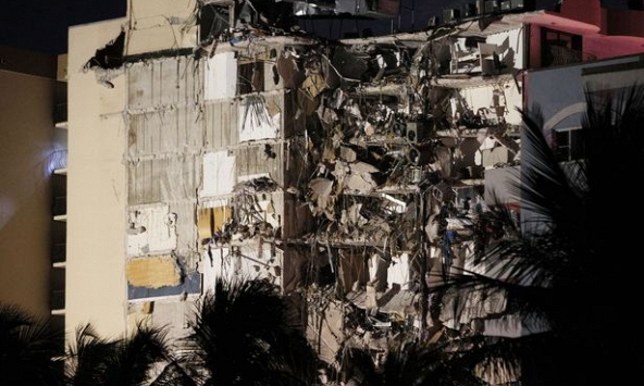 Tòa nhà 12 tầng bất ngờ sụp đổ tại Florida