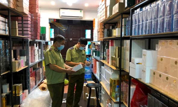 Triệt phá đầu mối nhập lậu nước hoa trị giá hàng tỷ đồng ở Hà Nội