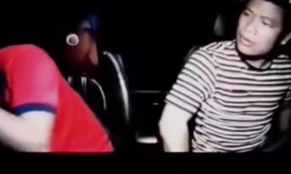 Gã đàn ông côn đồ, liên tục chửi thề, đấm tới tấp vào mặt tài xế taxi