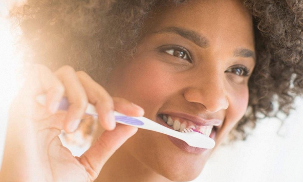 4 dấu hiệu cho thấy bạn đánh răng sai và cách khắc phục