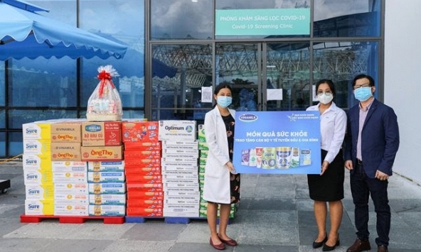 Chiến dịch 'Bạn khỏe mạnh, Việt Nam khỏe mạnh' Vinamilk trao tặng món quà sức khỏe đến cán bộ y tế tuyến đầu và gia đình nhân Ngày Gia đình Việt Nam