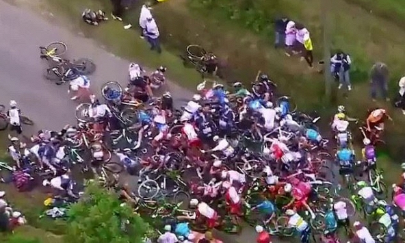 Tour de France 2021 mở màn bằng tai nạn ở chặng đua thứ nhất