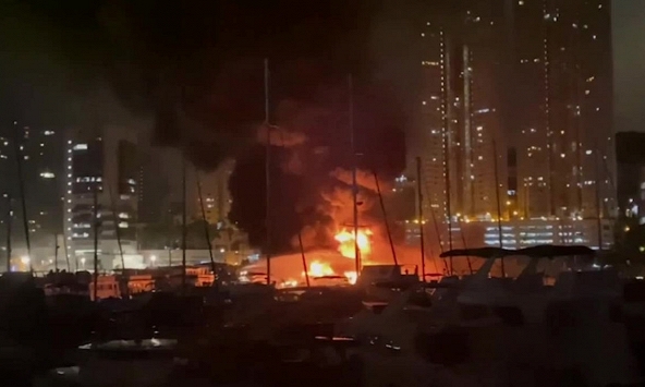 Cháy lớn thiêu rụi 16 thuyền ở Hong Kong