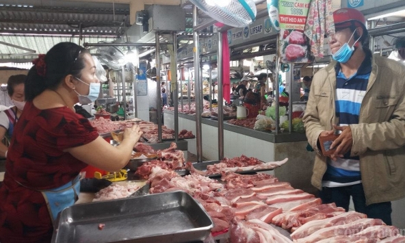 Nhiều chợ truyền thống tại TP.HCM đóng cửa, giá thực phẩm tăng nhẹ