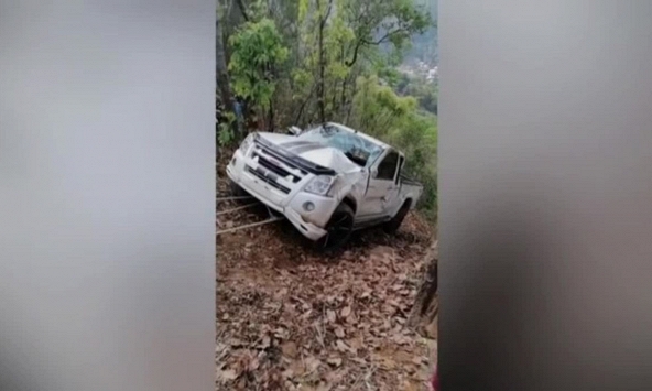 Hàng chục người giúp kéo xe gặp nạn trên đường núi