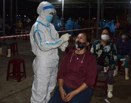 5 người Quảng Ngãi mắc COVID-19 từng buôn bán tại cảng Thọ Quang, Đà Nẵng xét nghiệm khẩn trong đêm